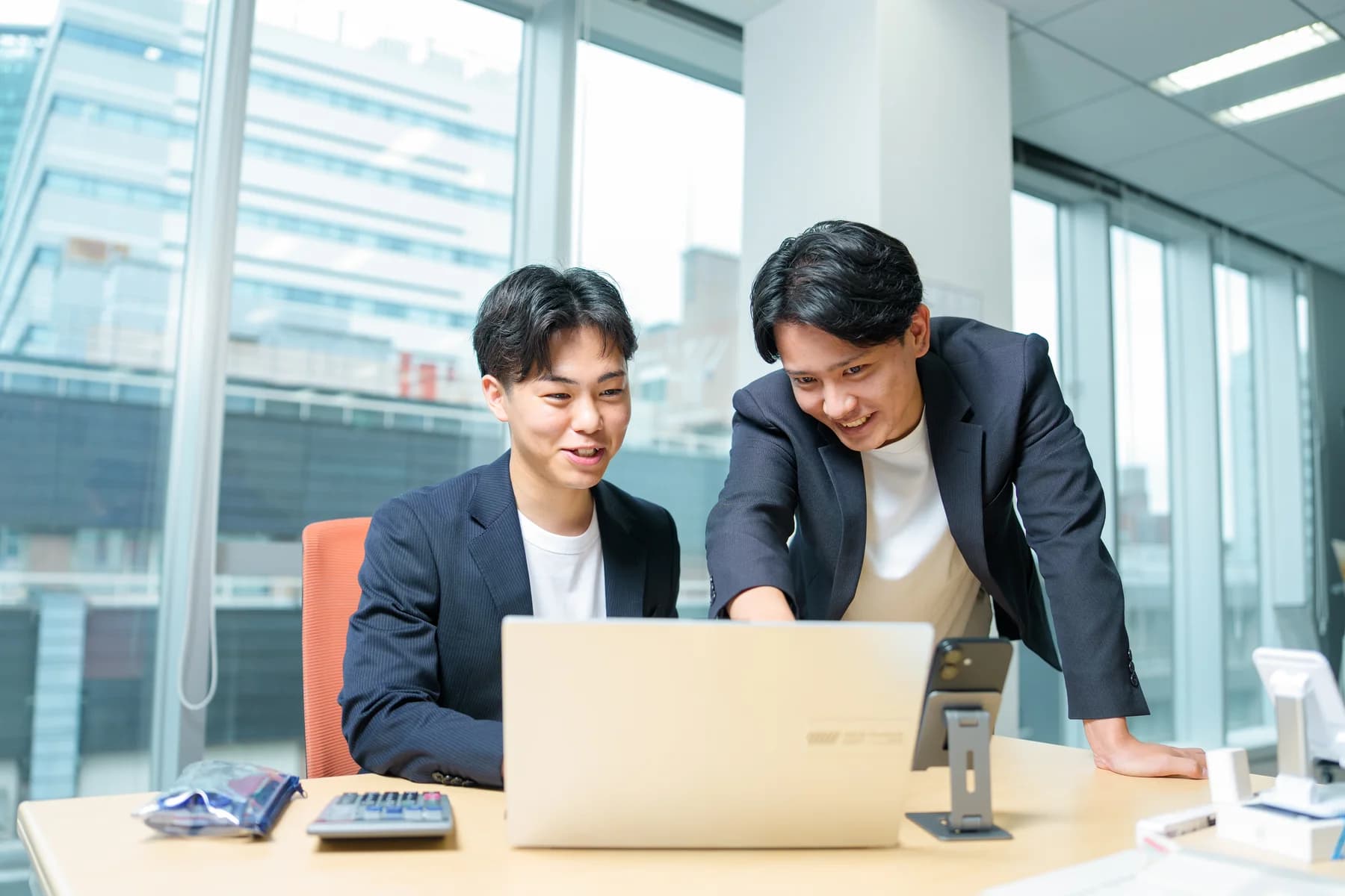 オフィスで仕事について話すIEGAOの営業社員