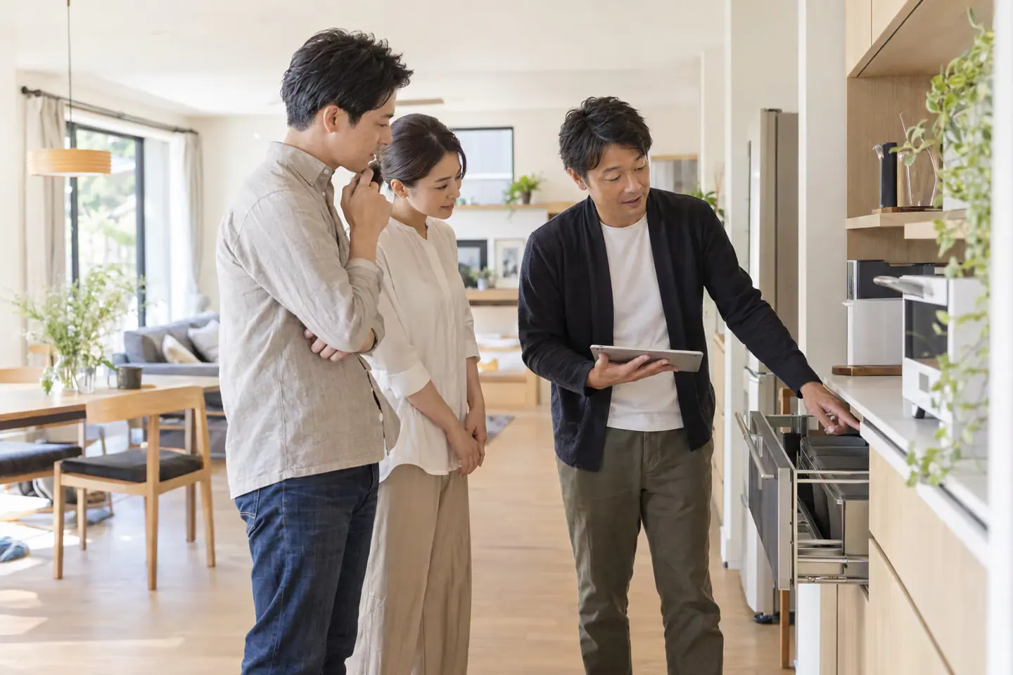 購入後の住まいについて担当者と相談する様子